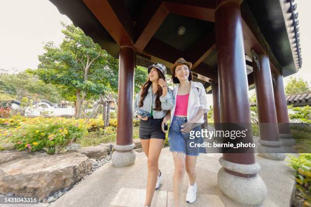duas mulheres viajam de forma independente na cidade de taipei - new taipei city - fotografias e filmes do acervo