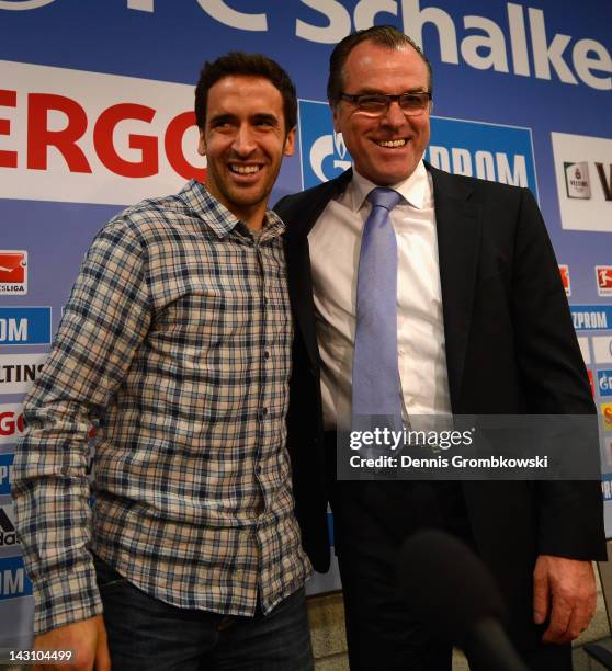 Raul of Schalke and CEO Clemens Toennies pose during a FC Schalke 04 press conference at Veltins Arena on April 19, 2012 in Gelsenkirchen, Germany.