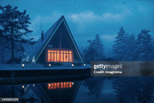 modernes seehaus in der weihnachtsnacht - modern house dusk stock-fotos und bilder