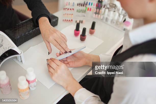 manicure treatment at nail spa, tokyo, japan - maniküre stock-fotos und bilder