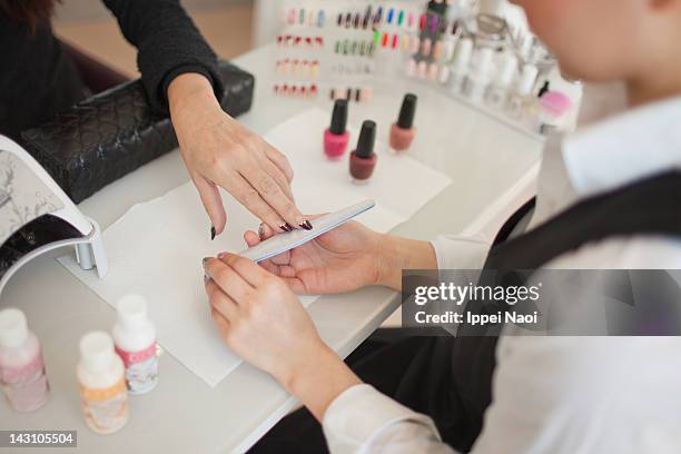 manicure treatment at nail spa, tokyo, japan - manicure stockfoto's en -beelden