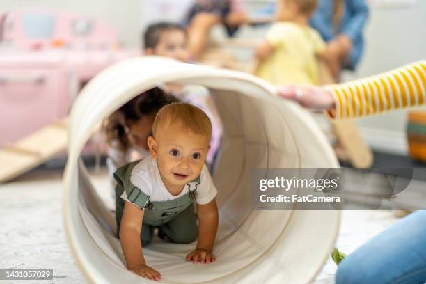 erkundung in der kindertagesstätte - baby bag stock-fotos und bilder
