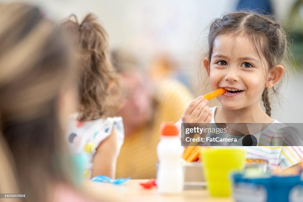 ランチを食べる保育園の子どもたち