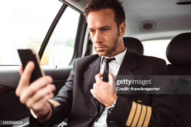 geschäftsmann mit pilotenuniform, der ein selfie macht - businessman taxi stock-fotos und bilder