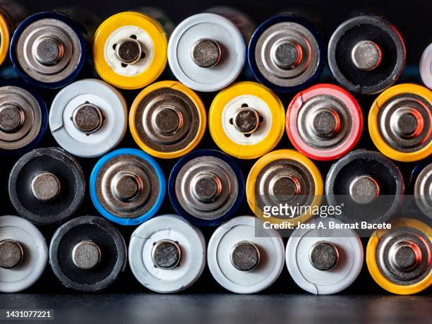 heap of rechargeable batteries of differentes sizes, nimh rechargeable. - litio fotografías e imágenes de stock