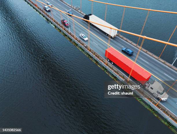 camiones cruzando puente - cruzar puente fotografías e imágenes de stock