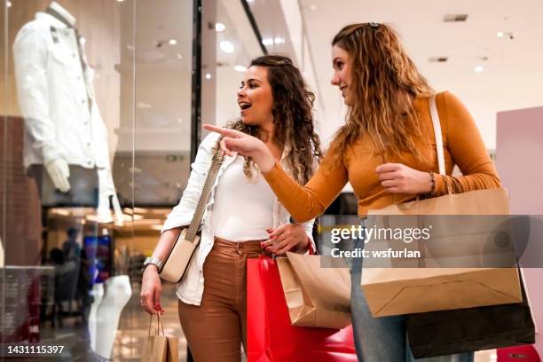 deux femmes faisant du shopping. - shopping in mall photos et images de collection