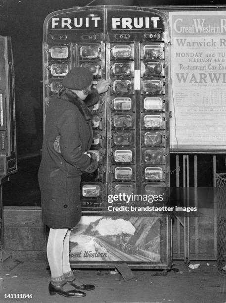 New automatic fruit machine. Paddington station. London. Photograph. Around 1930.