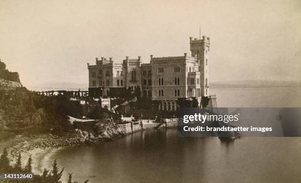 Miramare Castle near Triest. The residence of Archduke Ferdinand Maximilian was built from 1856 to 1870. Exterior view from the sea. Carte de...