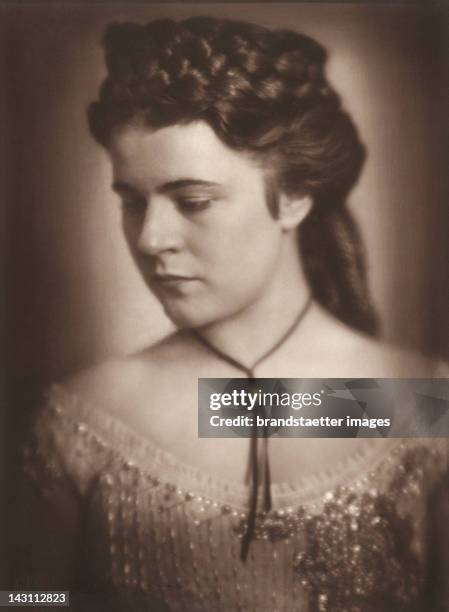 Paula Wessely as empress Elisabeth in the operetta "Sissy" by Fritz Kreisler, Ernst Marischka and Hubert Marischka. Theater an der Wien. Photograph....