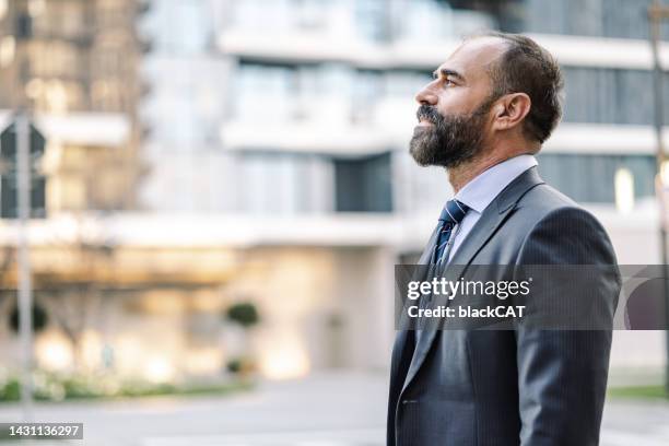 hombre de negocios maduro y confiado en la calle - business man profile fotografías e imágenes de stock