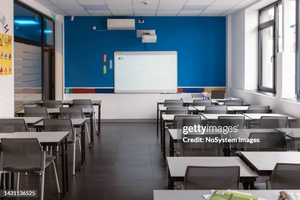empty elementary school classroom - social distancing classroom stockfoto's en -beelden