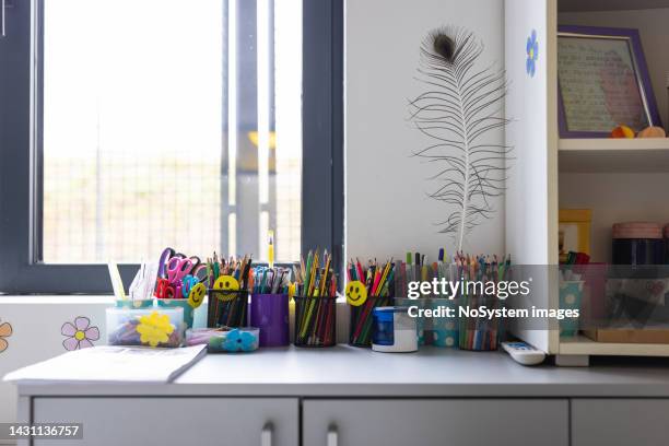 school supplies in a elementary school - social distancing classroom stockfoto's en -beelden