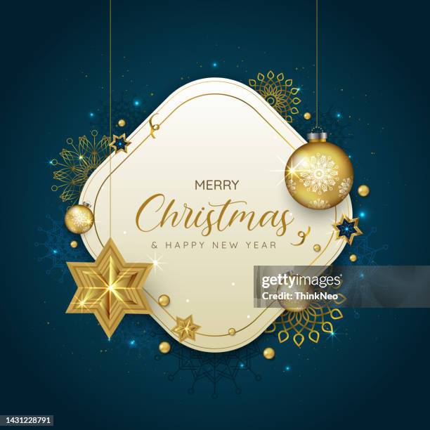 weihnachten gruß banner oder karte. goldene weihnachtskugeln auf dunkelblauem hintergrund - weihnachtsdekoration stock-grafiken, -clipart, -cartoons und -symbole