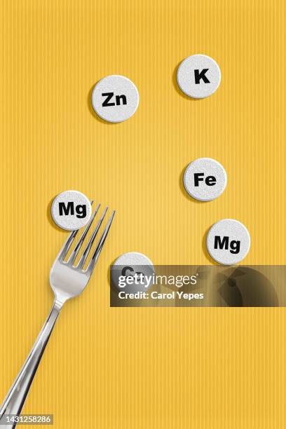 icons of minerals and macronutrients. selection of foods with a high content of vitamins and trace elements.choosing magnesium - magnesium - fotografias e filmes do acervo