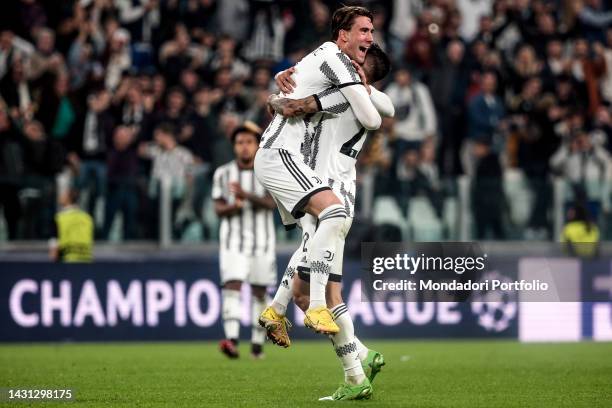 Dusan Vlahovic della Juventus FC festeggia con Angel Di Maria dopo aver segnato il gol di 2-0 durante la partita di calcio del Gruppo H della...