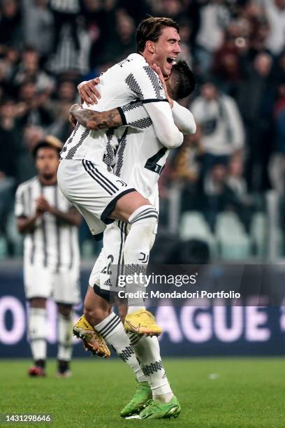 Dusan Vlahovic della Juventus FC festeggia con Angel Di Maria dopo aver segnato il gol di 2-0 durante la partita di calcio del Gruppo H della...