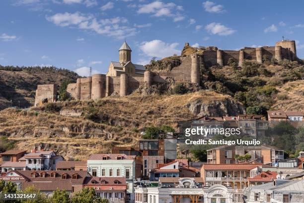 old town of tbilisi and narikala fortress - tbilissi imagens e fotografias de stock