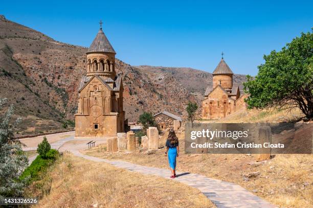 girl exploring the noravank monastery, armenia - yerevan 個照片及圖片檔