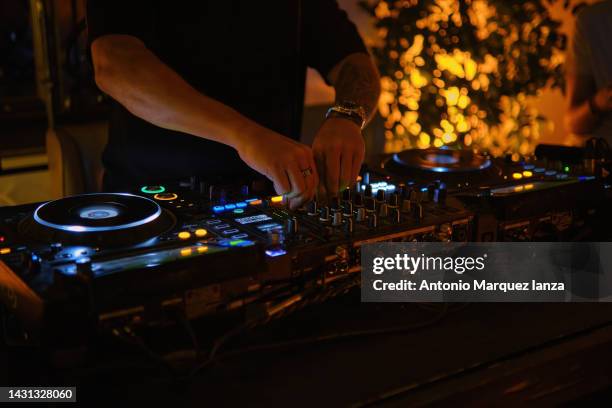 dj table at night in pub - dj stockfoto's en -beelden
