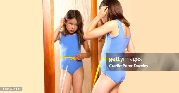 child measuring herself - anorexie nerveuse photos et images de collection