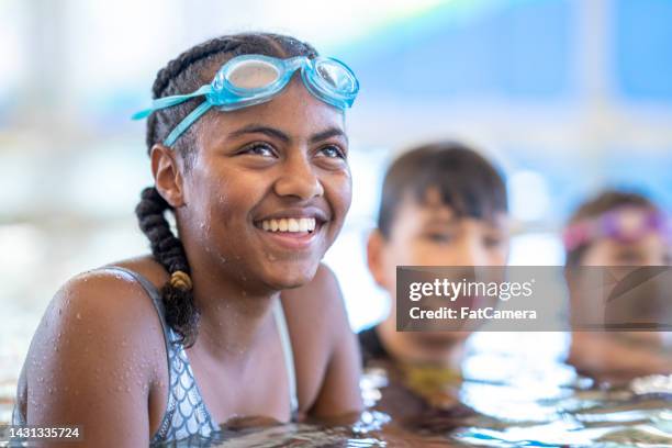 kids swimming lessons - competition group imagens e fotografias de stock