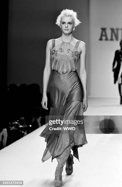 Anna Sui Fashion Show 1997 Photos and Premium High Res Pictures - Getty ...