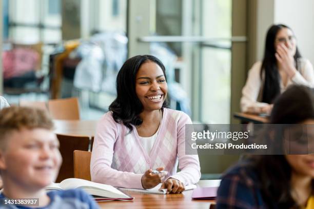 concéntrese en la adolescente que sonríe durante la conferencia de clase - creole ethnicity fotografías e imágenes de stock