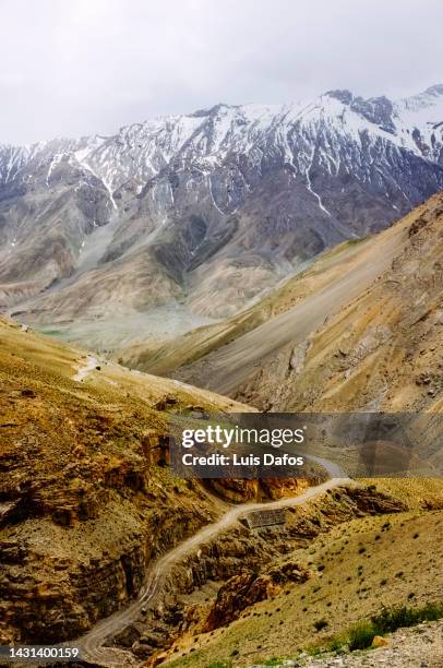 rural road through spiti valley at 4000 m high in the himalayas range. - ラホール ストックフォトと画像