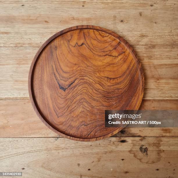 directly above shot of empty plate on wooden table,yogyakarta,indonesia - square plate 個照片及圖片檔