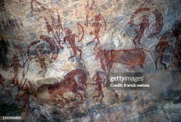 rock painting in a bhimbetka rock shelter ( india) - prähistorische kunst stock-fotos und bilder