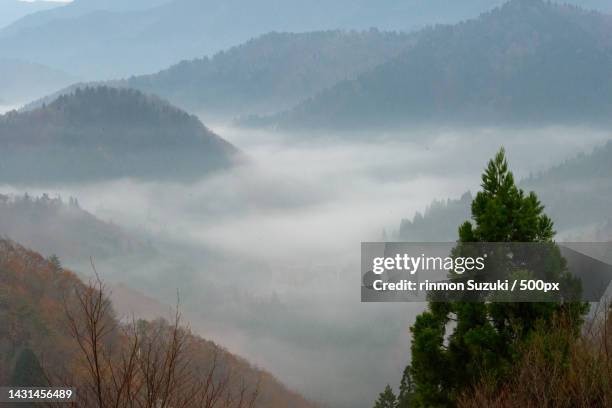 scenic view of mountains against sky - 山 - fotografias e filmes do acervo