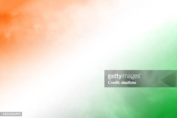 horizontale hintergründe von dreifarbigen diagonalen bändern, in hell verschmiertem orange oder safran, weißen und grünen farben wie in der nationalflagge von indien, verblassten wie verspritzte trockene farbe an den ecken - indische flagge stock-grafiken, -clipart, -cartoons und -symbole