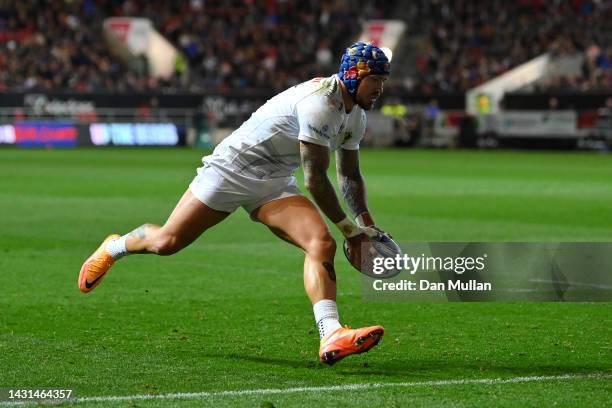Jack Nowell of Exeter Chiefs scores their first try during the Gallagher Premiership Rugby match between Bristol Bears and Exeter Chiefs at Ashton...