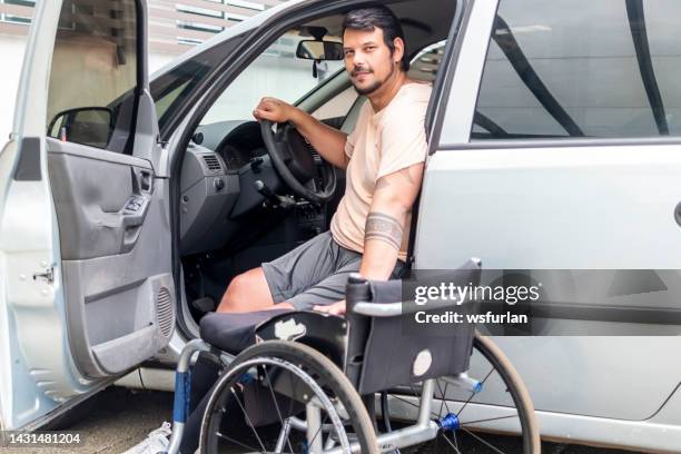 hombre con discapacidad en su coche. - mid adult men fotografías e imágenes de stock