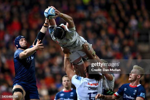 Jonny Gray of Exeter Chiefs claims the kick off under pressure from Magnus Bradbury of Bristol Rugby during the Gallagher Premiership Rugby match...