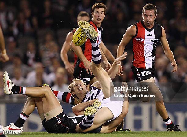 David Mundy of the Dockers kicks whilst being tackled during the round four AFL match between the St Kilda Saints and the Fremantle Dockers at Etihad...