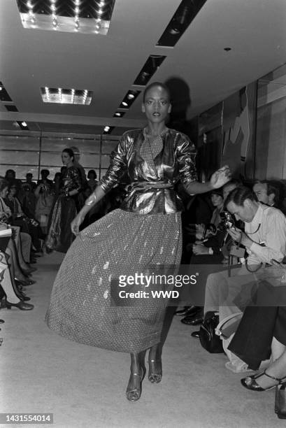 Geoffrey Beene Collection Photos and Premium High Res Pictures - Getty ...