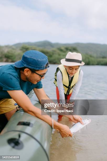 father and daughter releasing fish that they caught - music live concert with rod stewart on the eve of the release of stockfoto's en -beelden