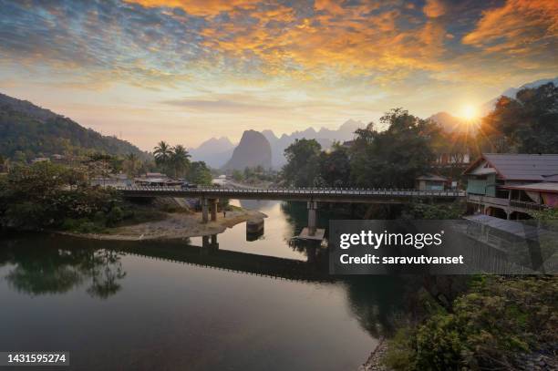 landscape of nam song river at vang vieng, laos - vang vieng balloon stock pictures, royalty-free photos & images