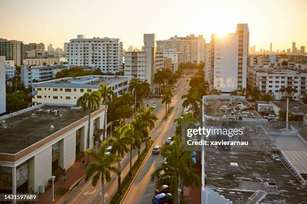 sonne beleuchtet lincoln road in south beach - lincoln road stock-fotos und bilder