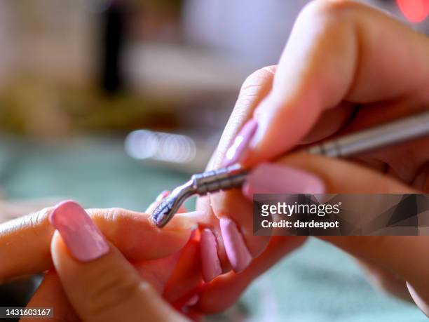 herstellung einer maniküre - nagelhaut stock-fotos und bilder