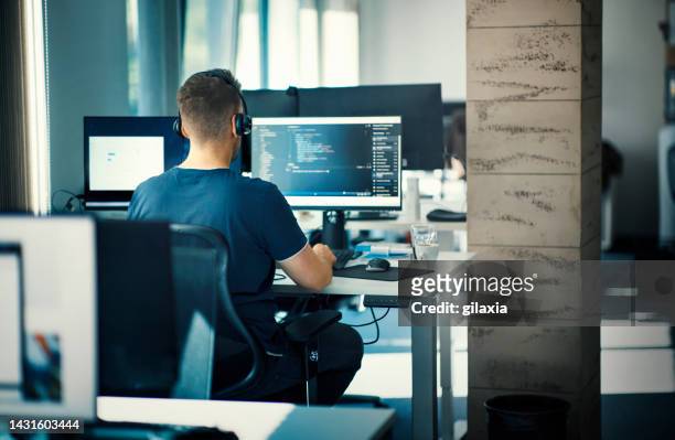 software developer at the office. - computersoftware stockfoto's en -beelden