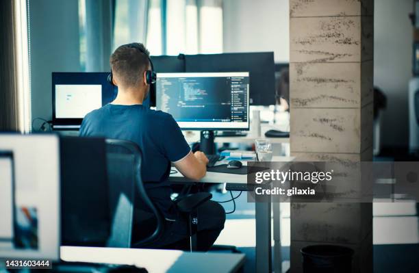 software developer at the office. - profissional de informática imagens e fotografias de stock