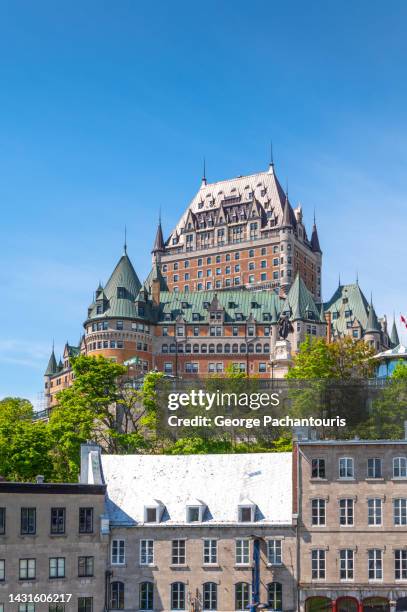 chateau frontenac hotel over houses in quebec, canada - chateau frontenac hotel - fotografias e filmes do acervo