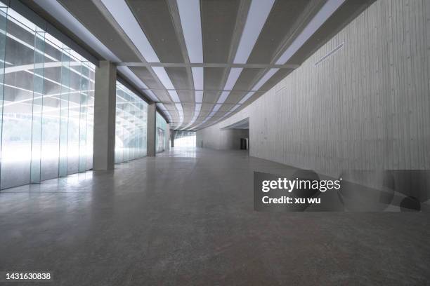 empty corridor passage in modern building - betonwand stock-fotos und bilder