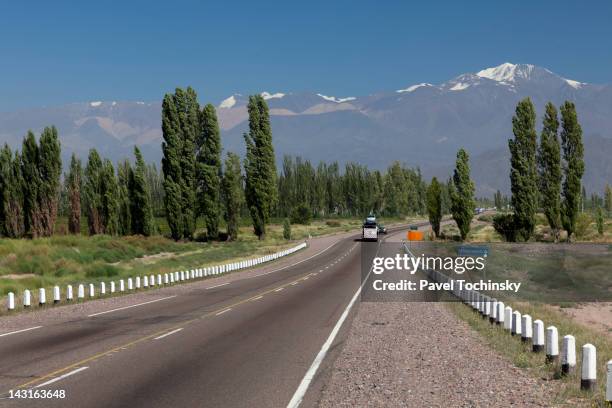 trans-andes highway from mendoza to santiago - mendoza foto e immagini stock