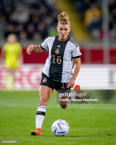 Linda Dallmann of Germany in action during the international friendly match between Germany Women's and France Women's at Rudolf-Harbig-Stadion on...