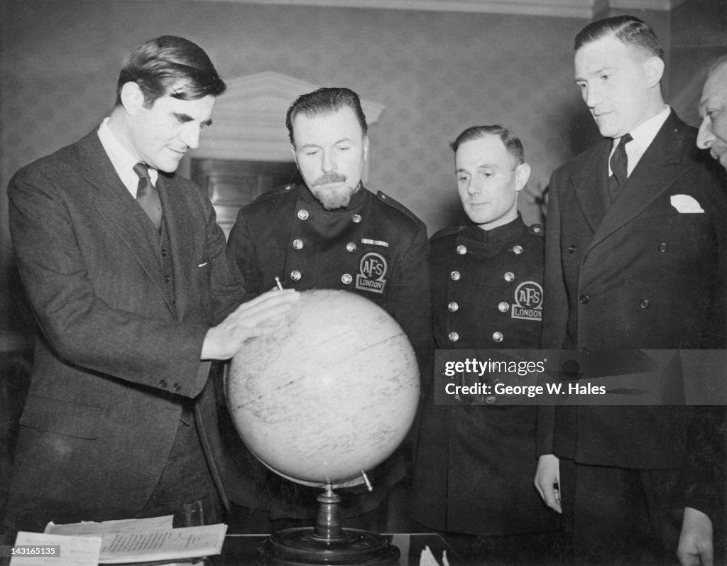 Winant US Ambassador to the United Kingdom John Gilbert Winant meets three ...