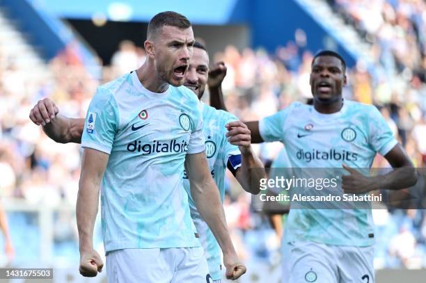 Edin Dzeko of FC Internazionale celebrates scoring their side's first goal with teammates during the Serie A match between US Sassuolo and FC...